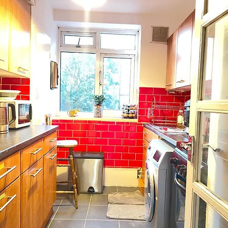 Room With King Size Bed And Shared Kitchen 레인즈 파크 외부 사진