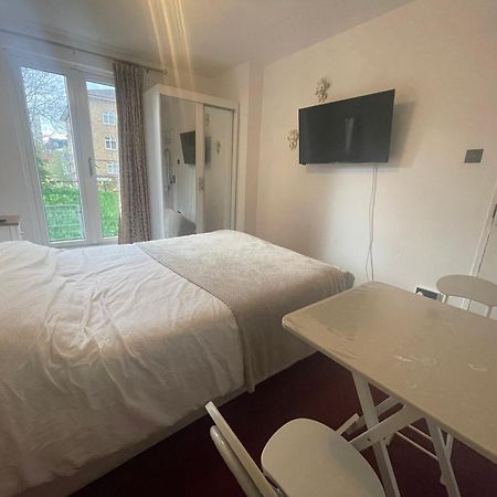 Room With King Size Bed And Shared Kitchen 레인즈 파크 외부 사진