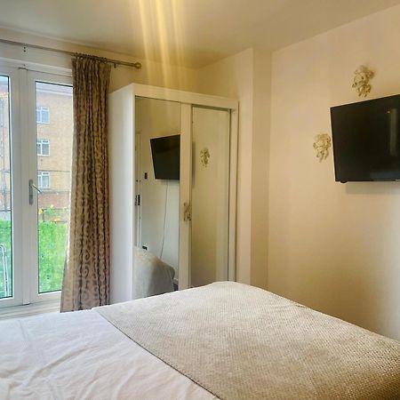 Room With King Size Bed And Shared Kitchen 레인즈 파크 외부 사진
