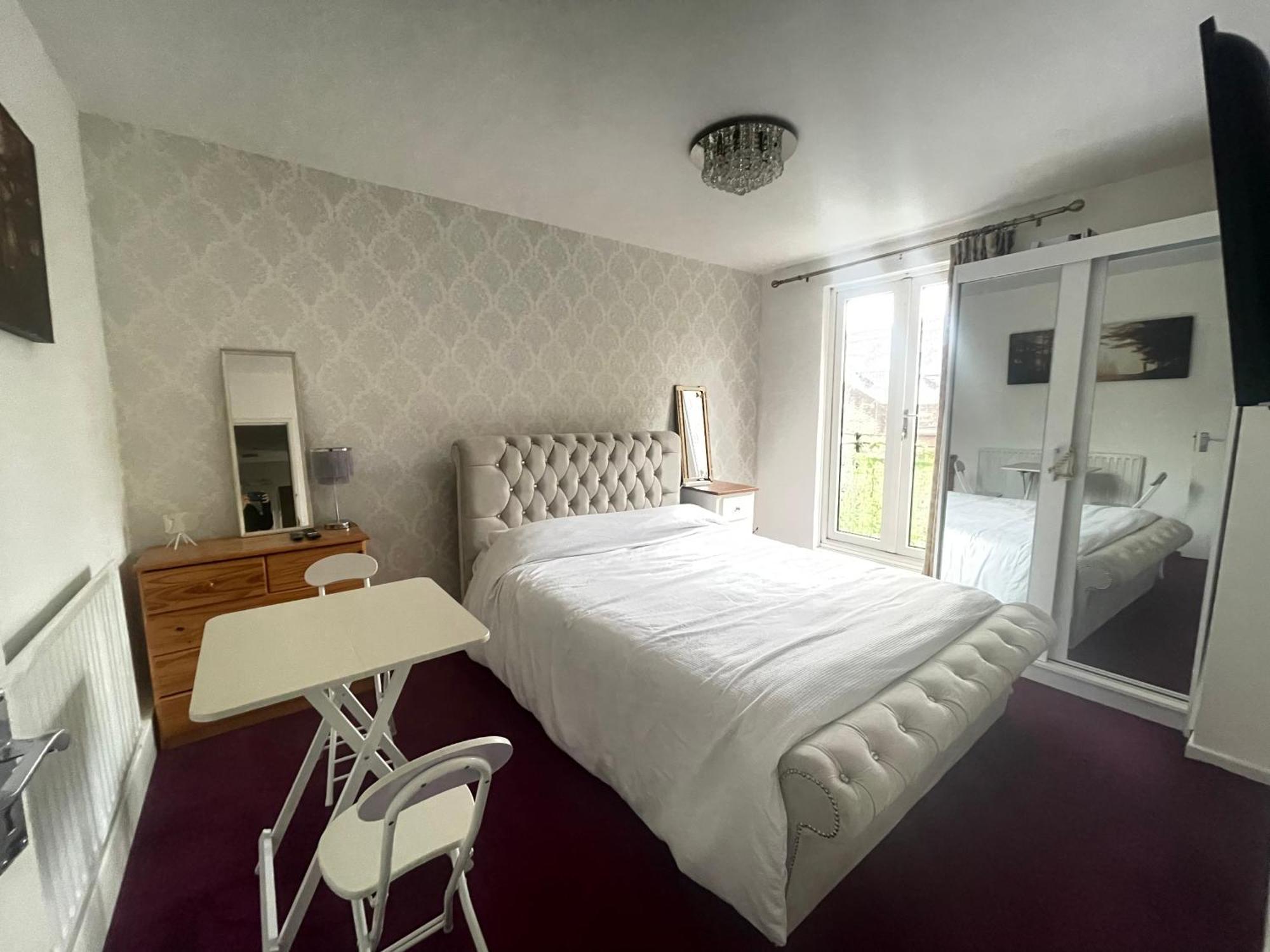 Room With King Size Bed And Shared Kitchen 레인즈 파크 외부 사진