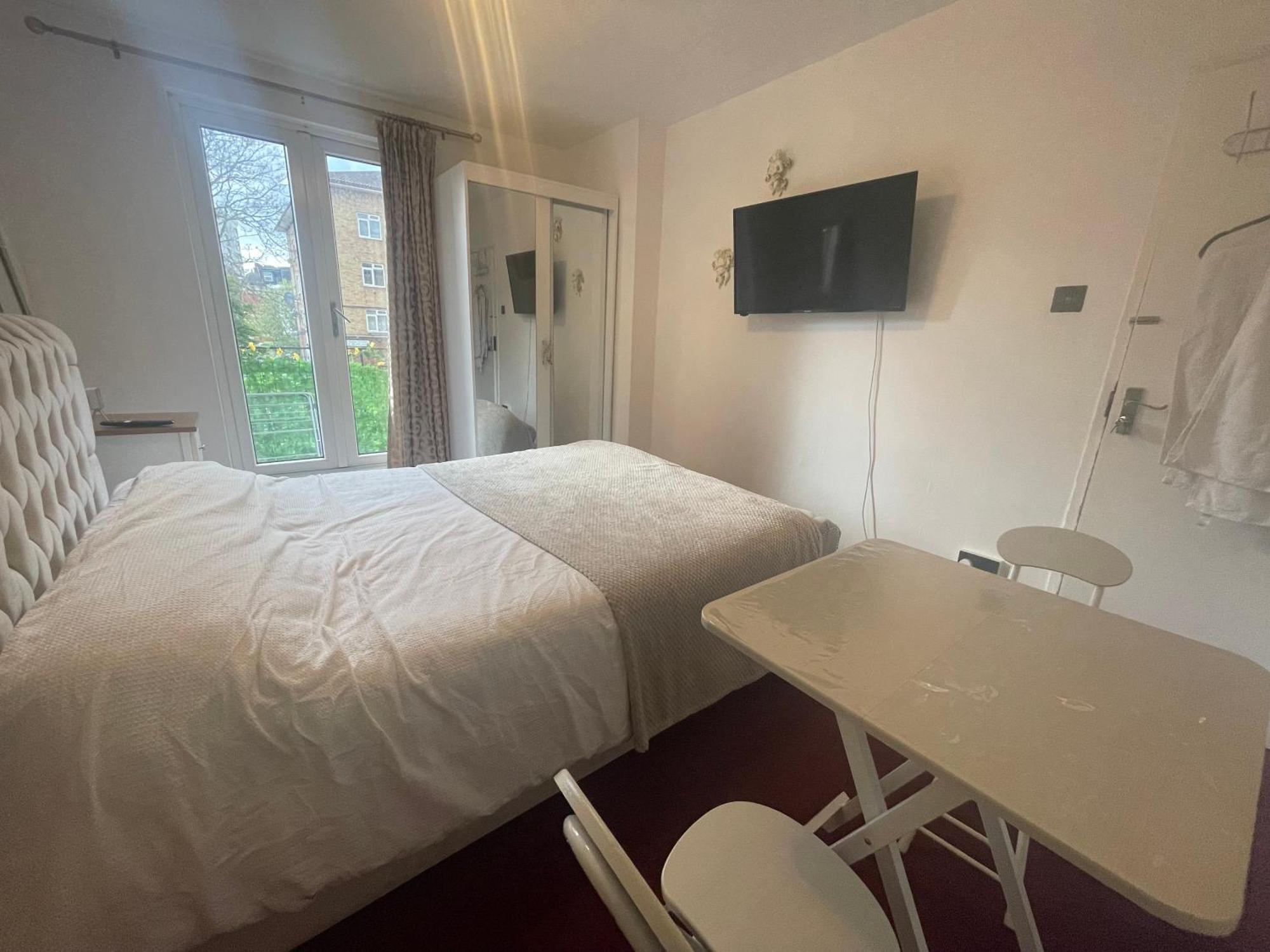 Room With King Size Bed And Shared Kitchen 레인즈 파크 외부 사진