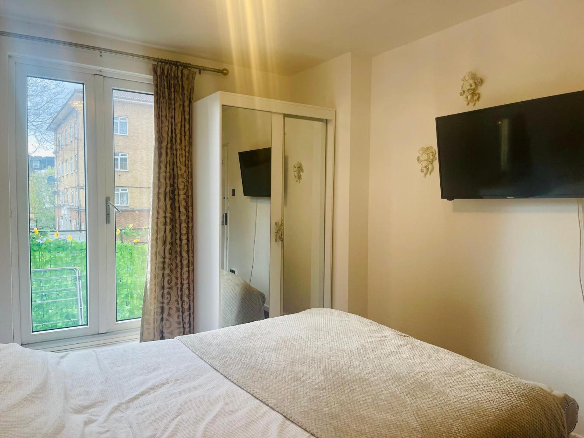 Room With King Size Bed And Shared Kitchen 레인즈 파크 외부 사진